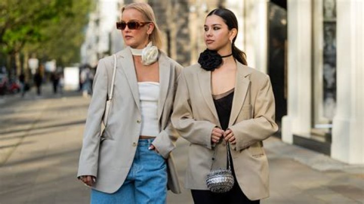 Are chokers supposed to be tight?