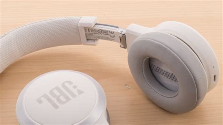 Are JBL live 400bt noise Cancelling?