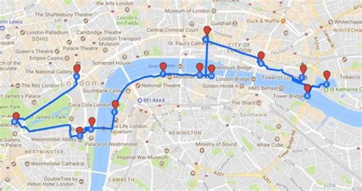 Are London attractions open on Sunday?