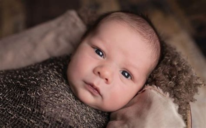 Are newborn babies born with eyebrows?