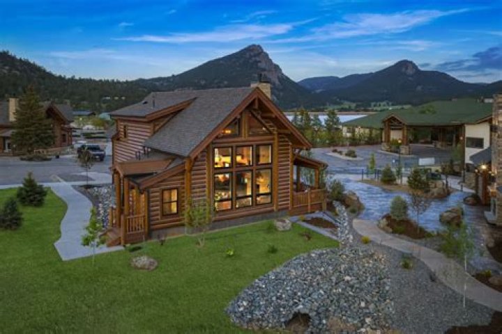Are there cabins to rent in Rocky Mountain National Park?