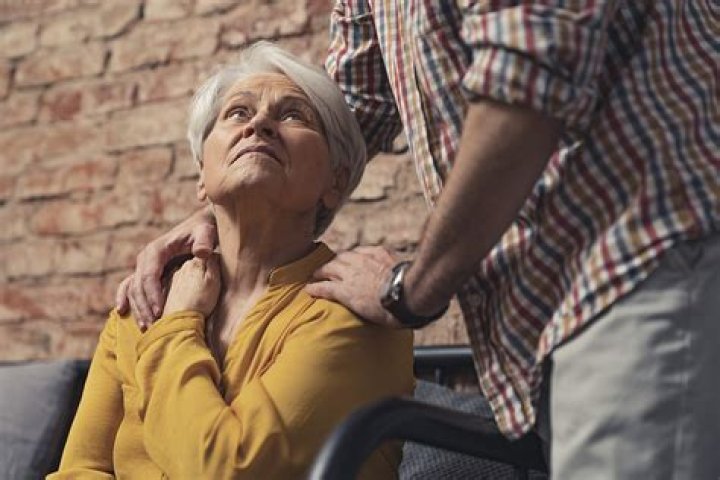 Can a person with dementia fly alone?