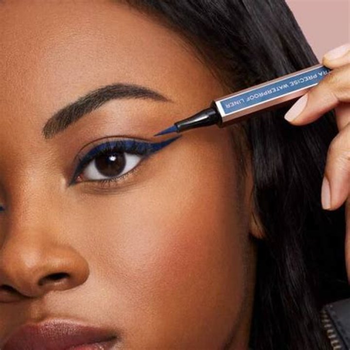Can blue eyes wear blue eyeliner?