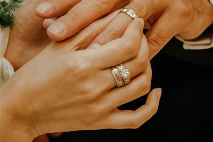 Can chefs wear wedding rings?
