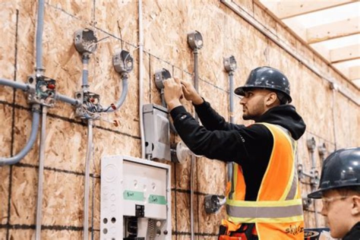 Can electricians work alone?