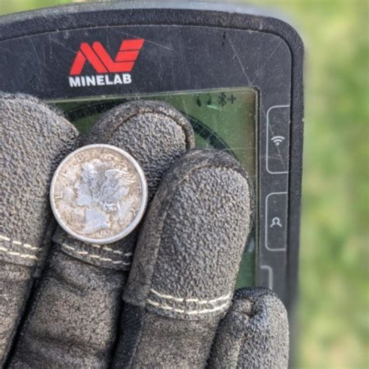 Can I metal detect in parks UK?