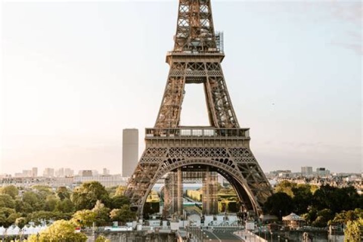 Can I take pictures of the Eiffel Tower?