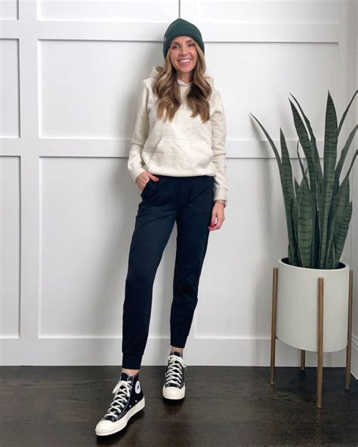 Can Petites wear joggers?