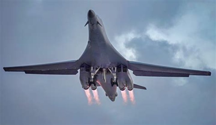 Can the B 1 bomber carry nukes?