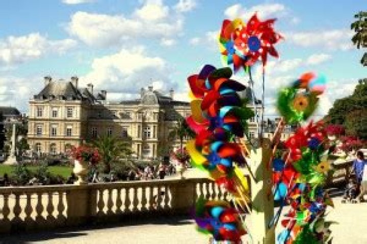 Can you drink alcohol in public in Paris?