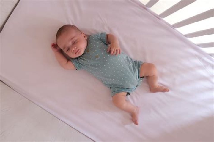 Can you leave a sleeping baby in a dirty nappy?