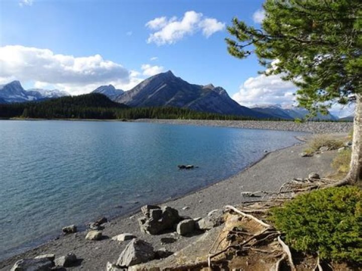 Can you swim in Upper Kananaskis Lake?