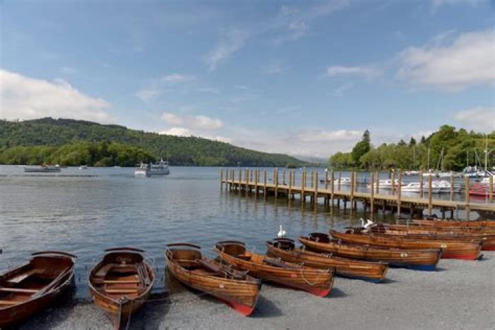 Can you walk all around Lake Windermere?