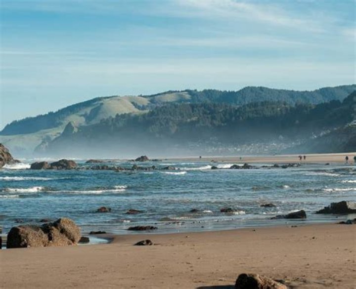Can you walk on the beach in Lincoln City Oregon?