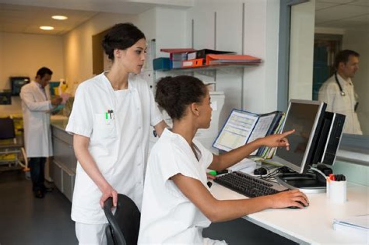 Comment devenir agent d'accueil en milieu hospitalier ?