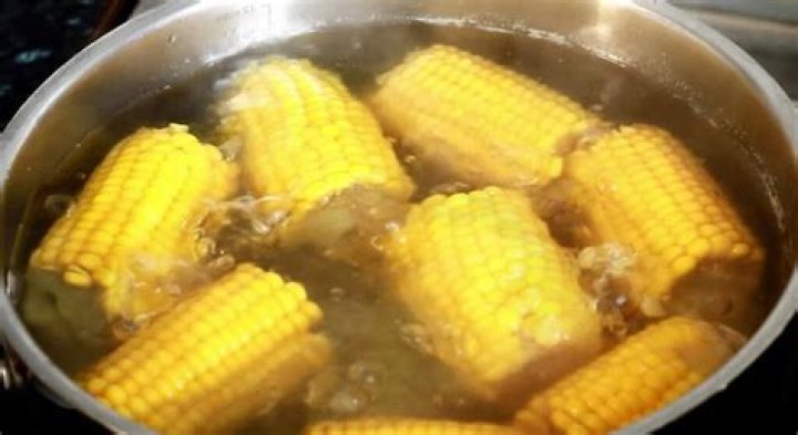 Como cozinhar milho com casca?