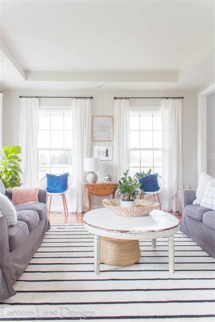 Do dark curtains make a room look smaller?