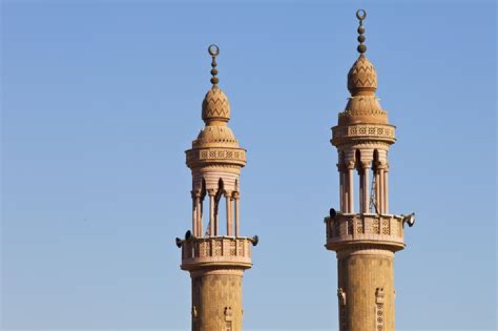 Do mosques have minarets?