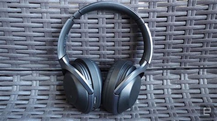 Do Sony headphones block out noise?