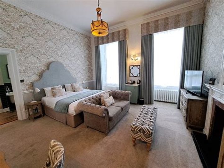 Do Warner hotels have single rooms?