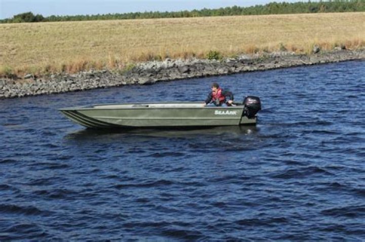 Does a jon boat have to be registered in Indiana?