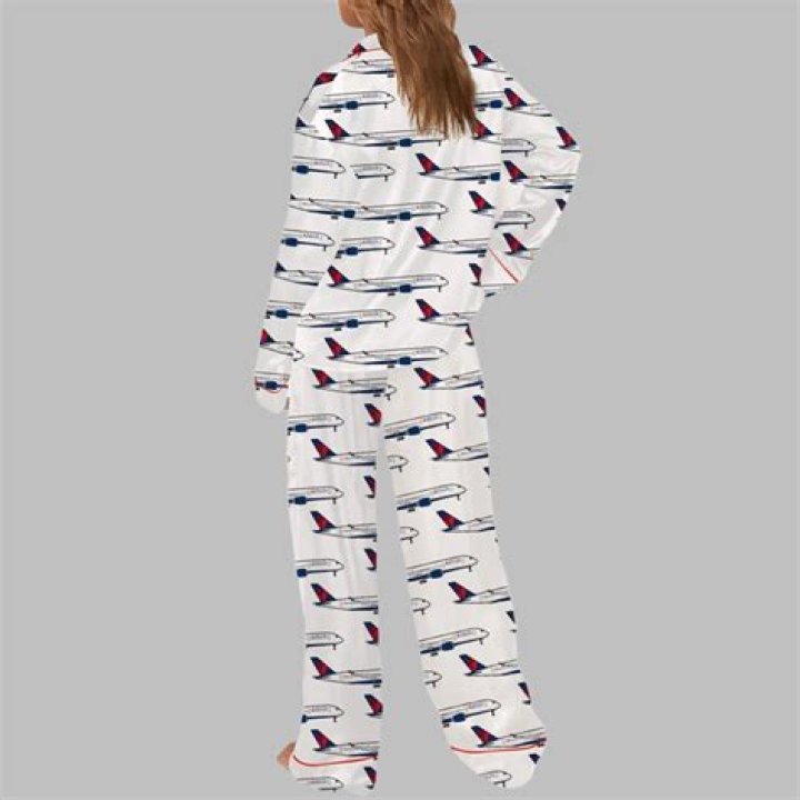 Does Air Canada provide pajamas?