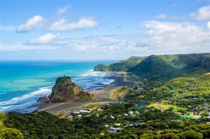 Does Auckland have a beach?