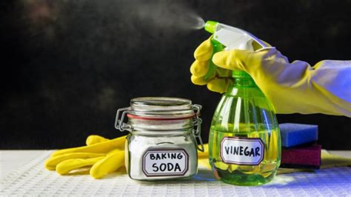 Does baking soda and vinegar clean?