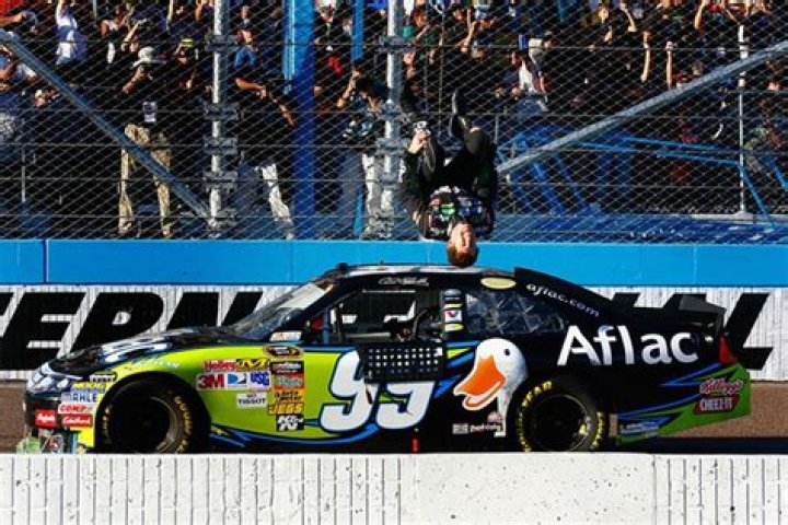 Does Carl Edwards still race?