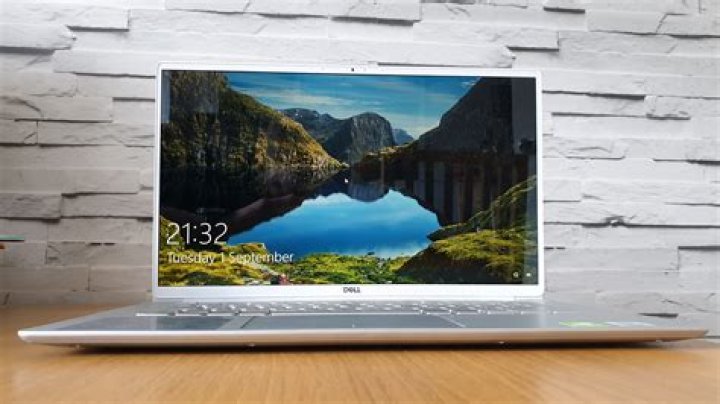Does Dell Inspiron 14 7000 have a webcam?