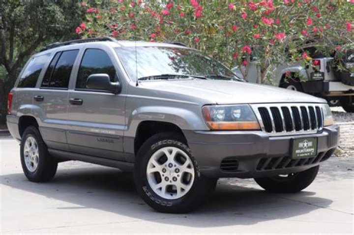 Does Jeep Grand Cherokee Laredo have 4 wheel drive?