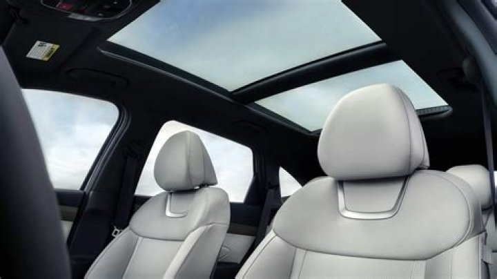 Does Kia Optima have panoramic sunroof?