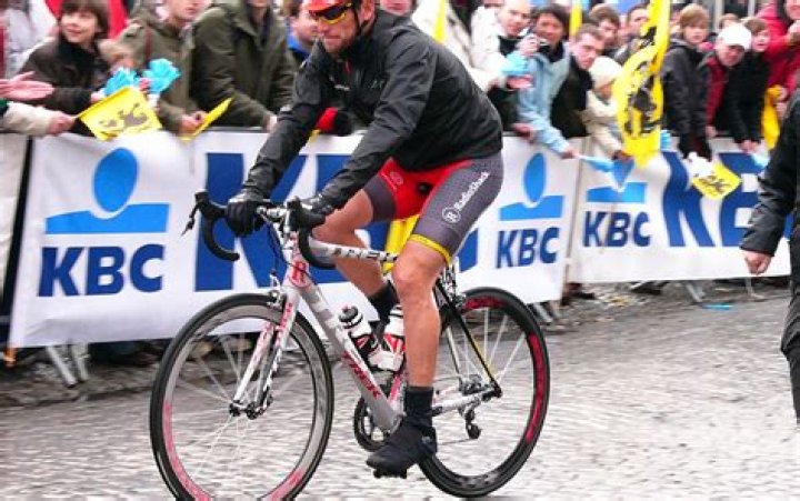 Does Lance Armstrong still cycle?