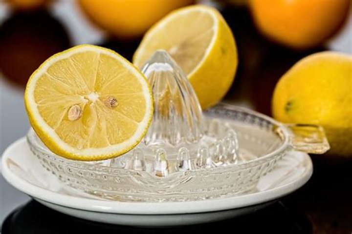 Does lemon juice remove dark upper lip?