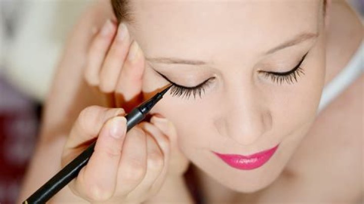 Does liquid eyeliner damage eyes?