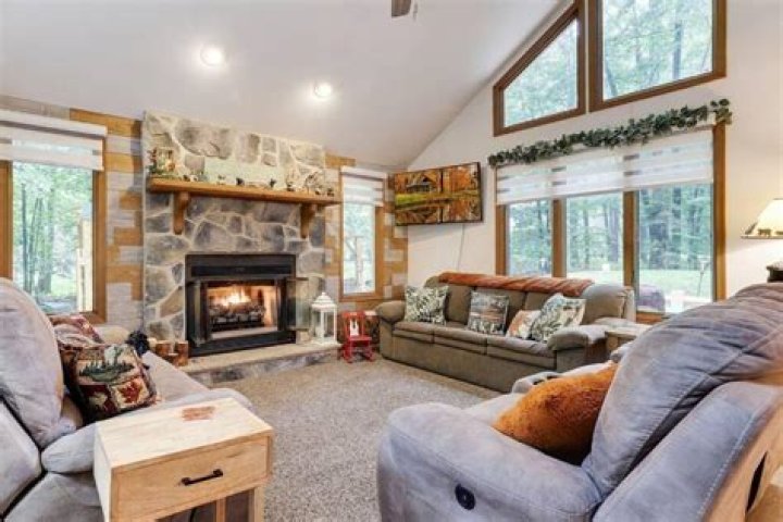 Does Locust Lake have cabins?