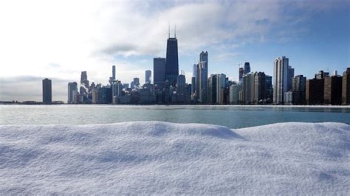 Does Milwaukee or Chicago have more snow?
