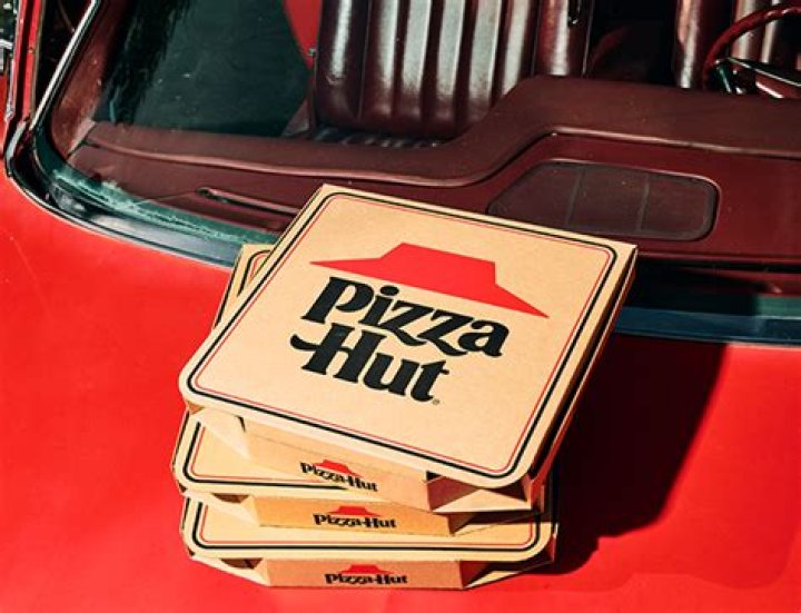 Does Pizza Hut delivery take card?