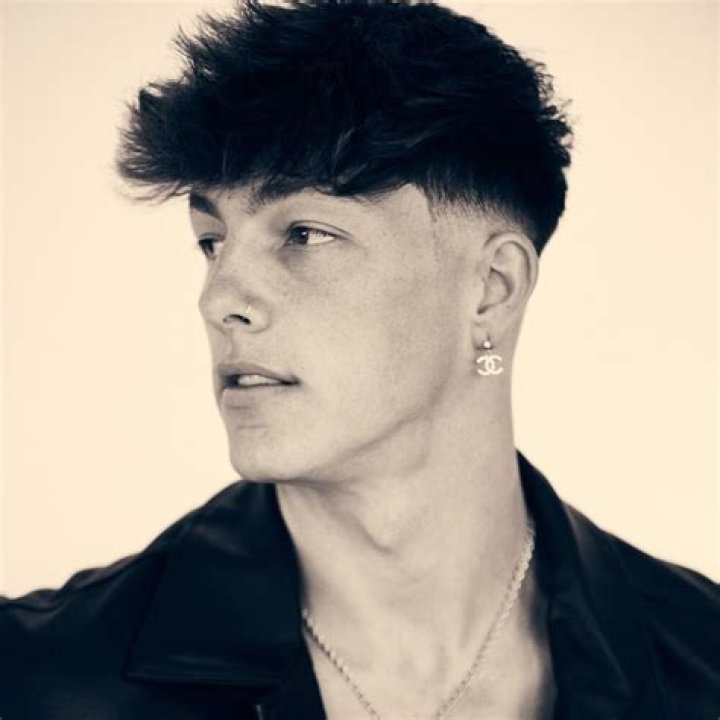 Does Tayler Holder sing?