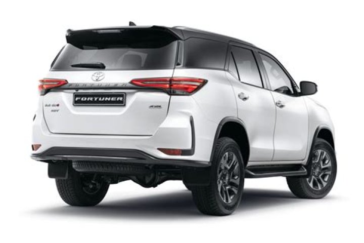 Does Toyota Fortuner have rear camera?