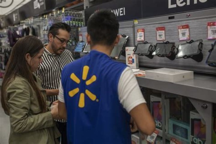 Does Walmart pay low wages?