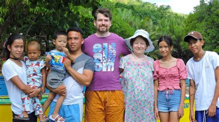 How are foreigners treated in Philippines?