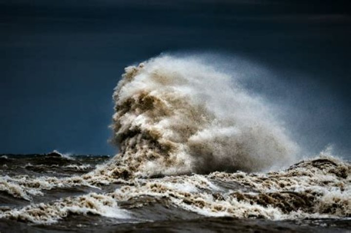 How big do waves get on Lake Ontario?