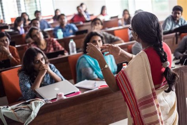 How can I become a lecturer in India?
