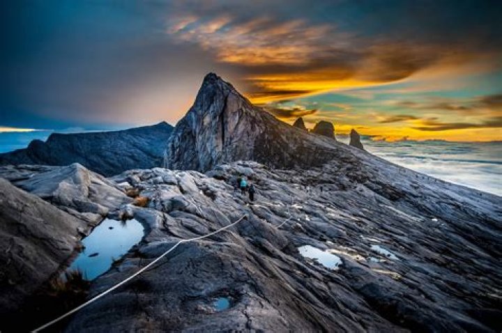 How cold is the top of Mount Kinabalu?