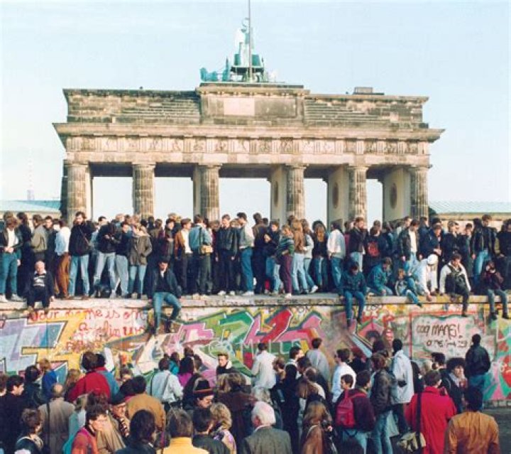 How did people in West Berlin travel?