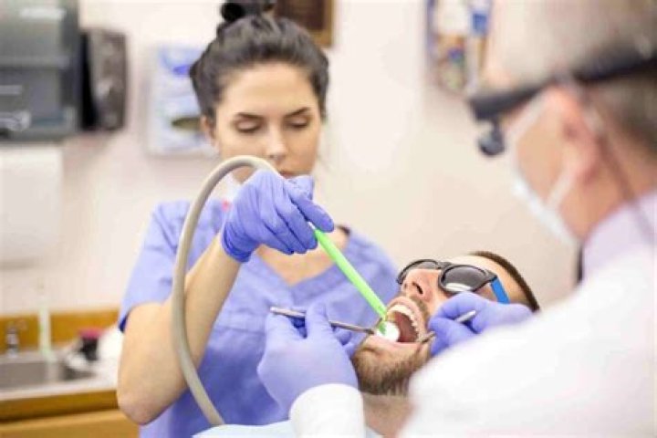 How do dental assistants get paid?