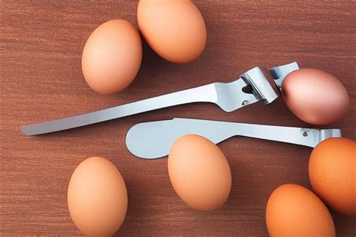 How do egg peelers work?