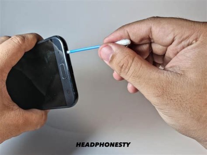 How do I clean the headphone jack on my iPod shuffle?