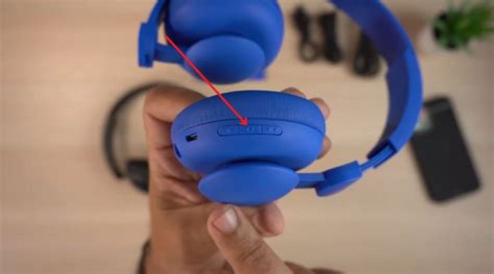 How do I connect my Bluetooth headphones to my mic?